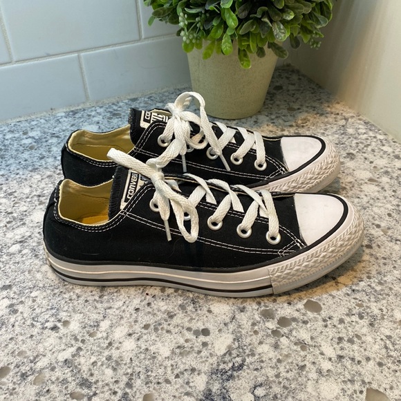 Converse Shoes - Converse blacks and white shoes size 6
